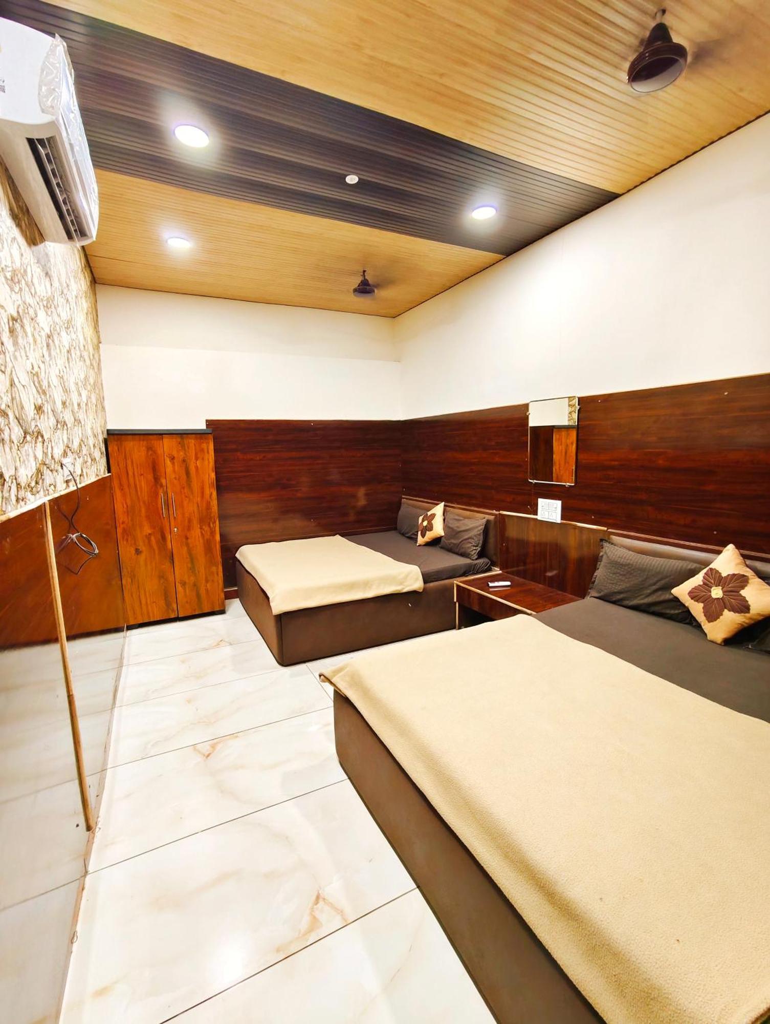 Hotel Om Palace Near Mahakal Mandir 우자인 외부 사진
