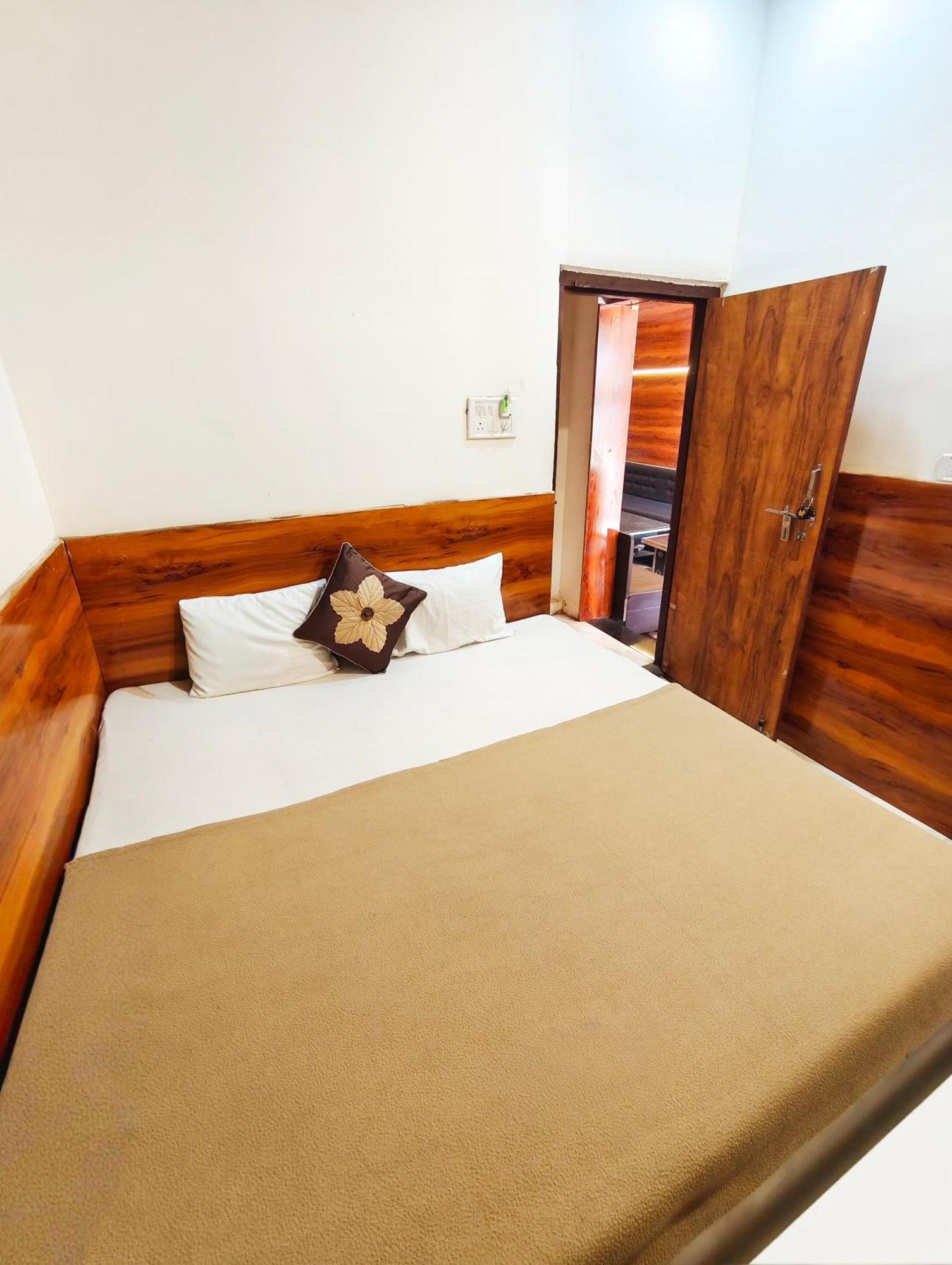 Hotel Om Palace Near Mahakal Mandir 우자인 외부 사진