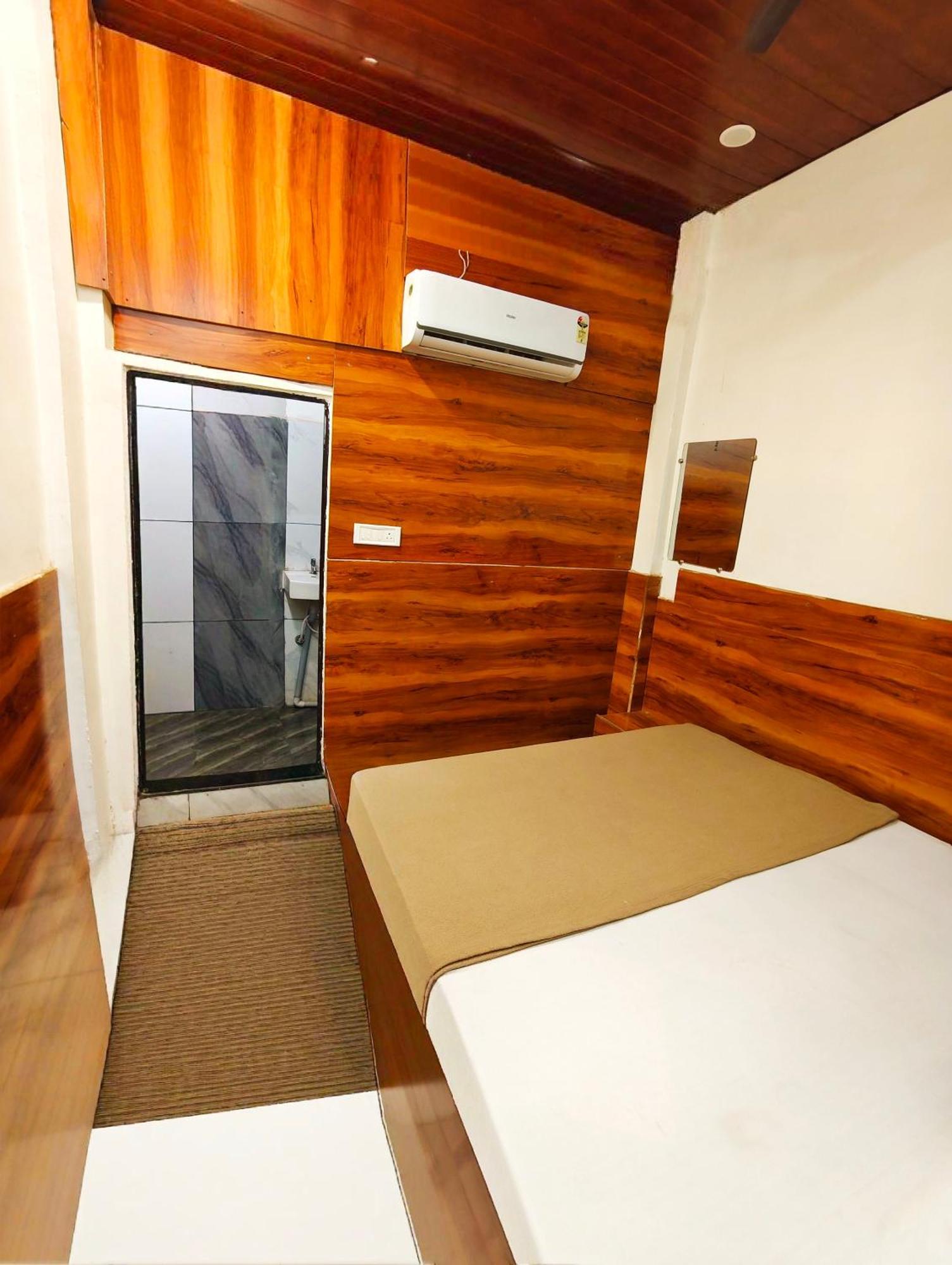 Hotel Om Palace Near Mahakal Mandir 우자인 외부 사진
