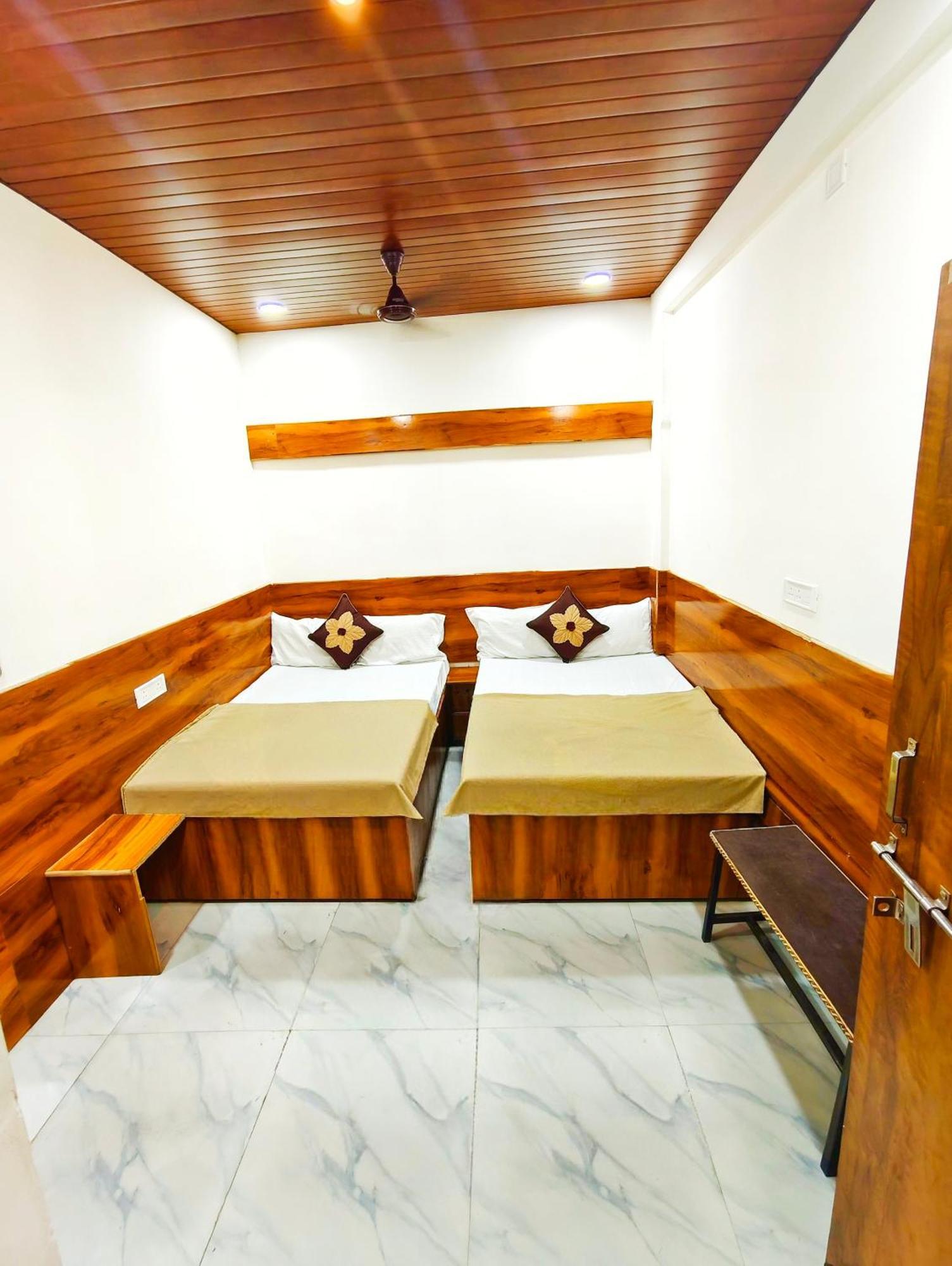 Hotel Om Palace Near Mahakal Mandir 우자인 외부 사진