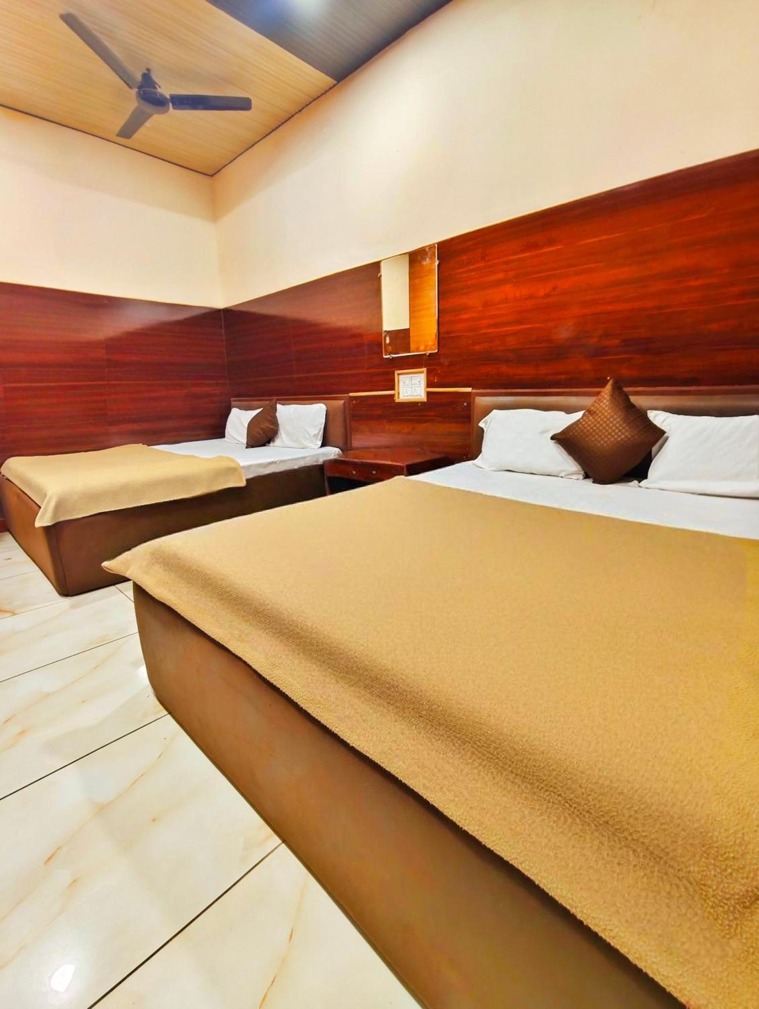Hotel Om Palace Near Mahakal Mandir 우자인 외부 사진